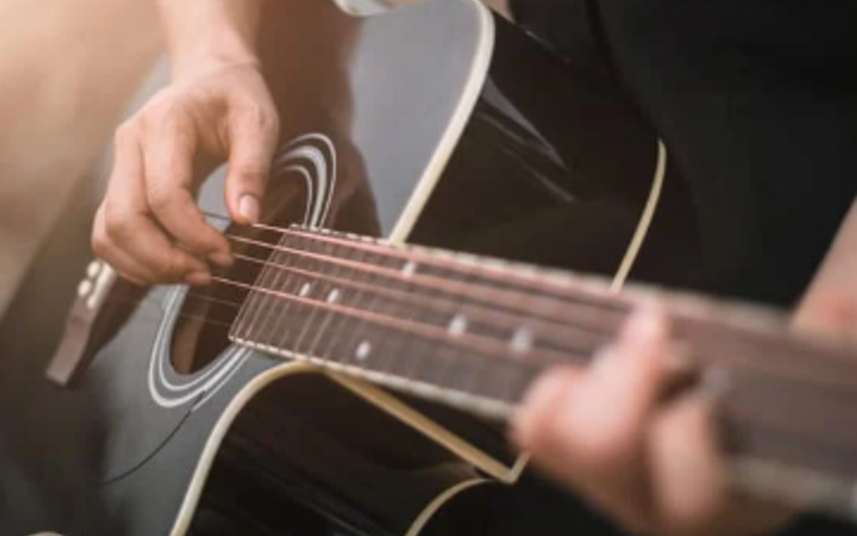 Une personne joue de la guitare
