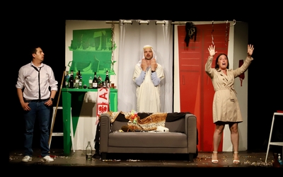 Les 3 personnages de la pièces sont sur scène dans le décor d'appartement.