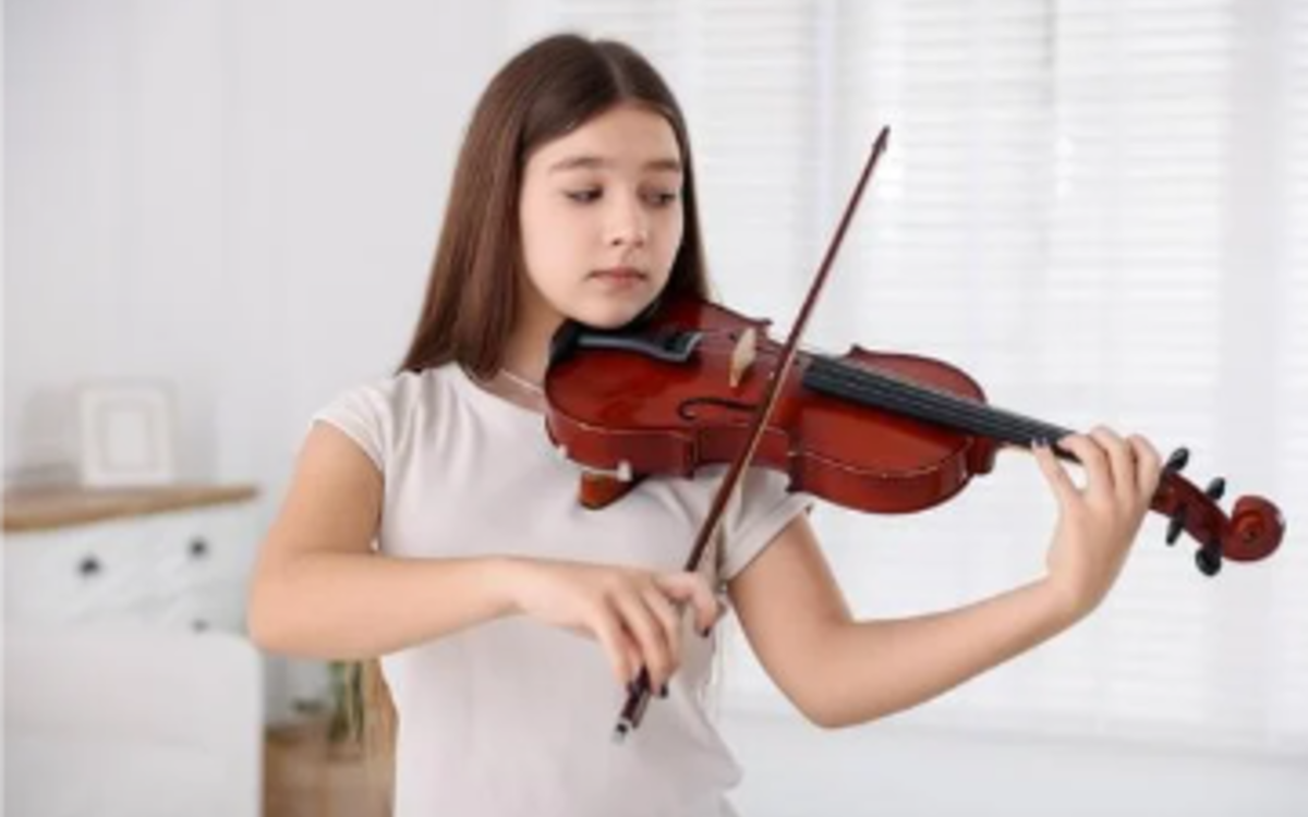 Une jeune apprend le violon