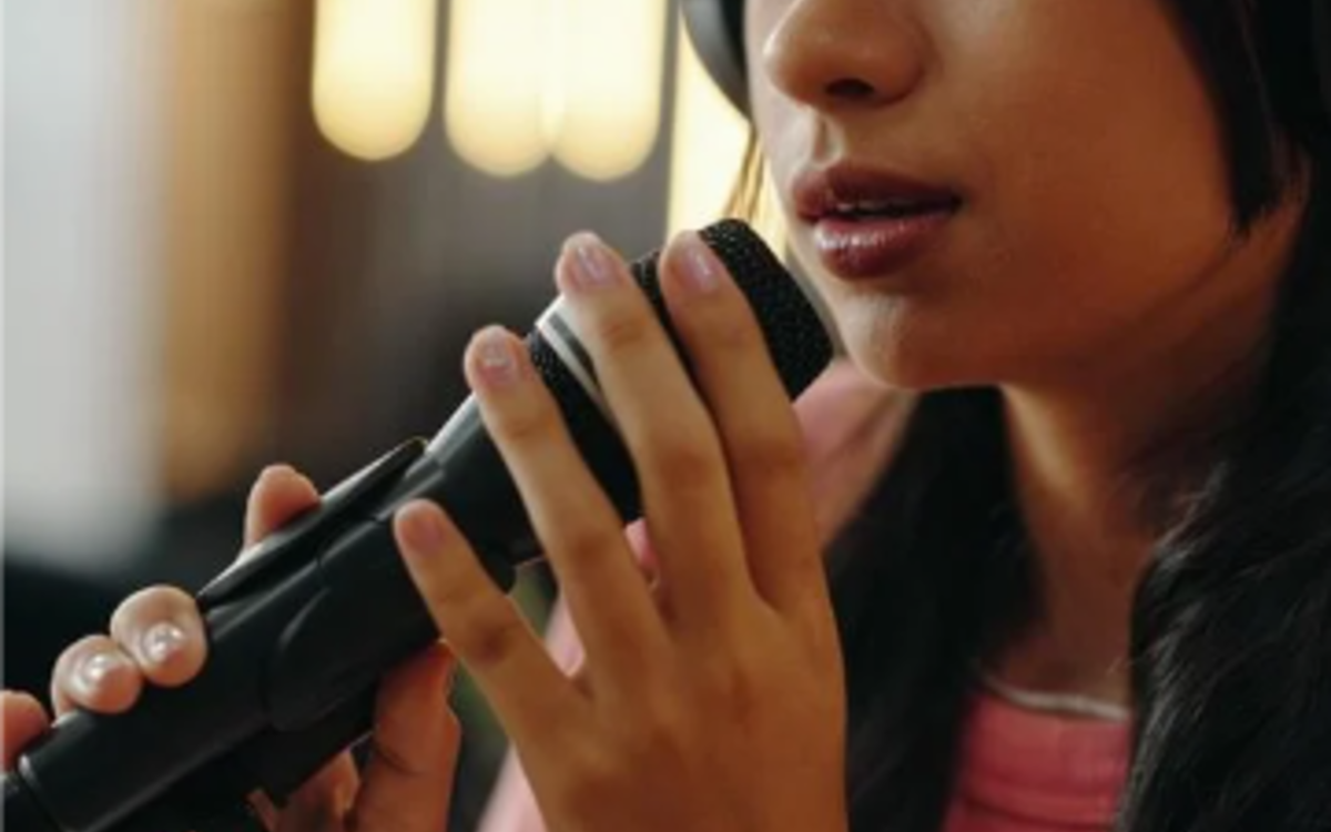 Une jeune parle au micro avec éloquence