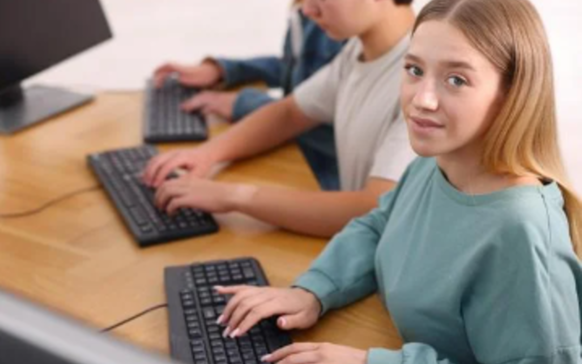 Des enfants font du codage sur ordinateur