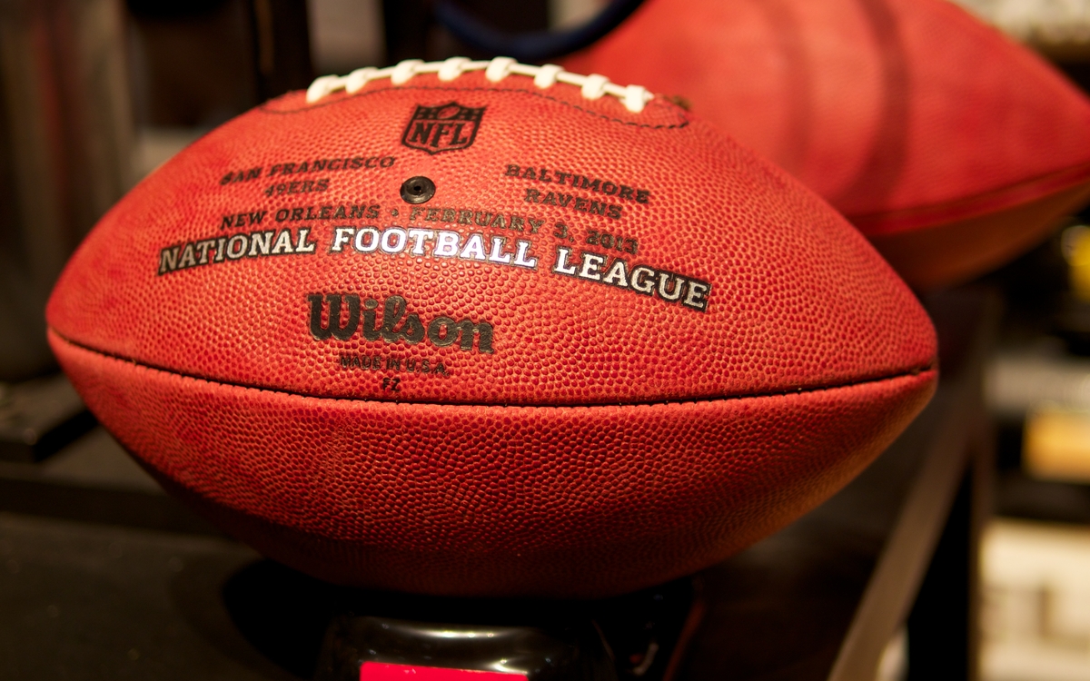 Photo d'un ballon de football américain.
