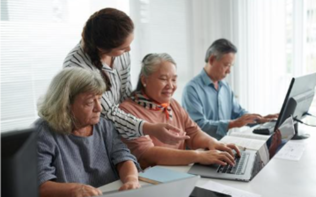 Des séniors s'exercent à l'informatique