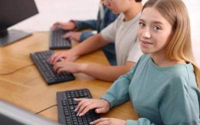 Des enfants font du codage sur ordinateur