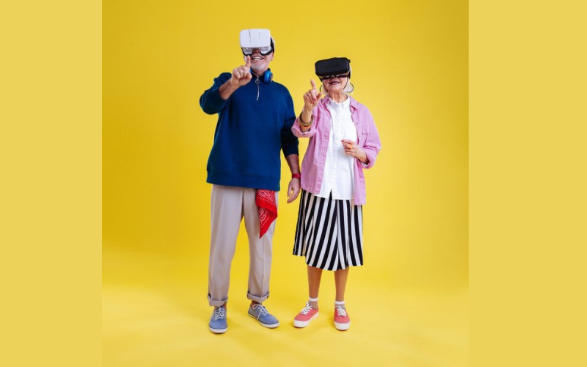 deux personnes âgées avec un casque VR sur le visage