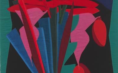 Textile au fond noir avec bandes de tissus colorés (rouges, roses, verts...) formant un motif végétal