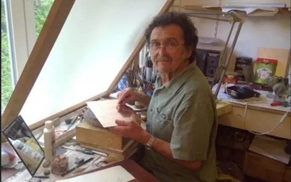Etienne Lodého dans son atelier