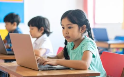 Des enfants créent leur jeu vidéo sur ordinateur