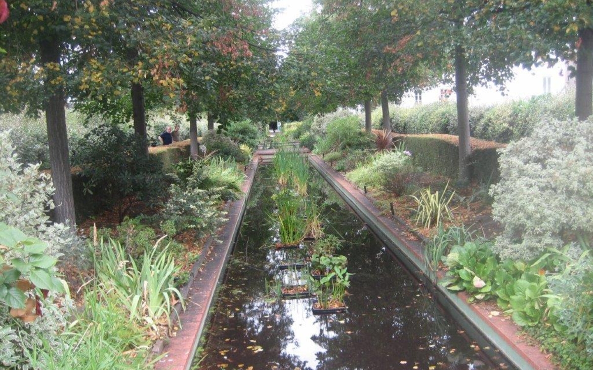 Visite La Promenade Plantée, un chemin de fer devenu jardin