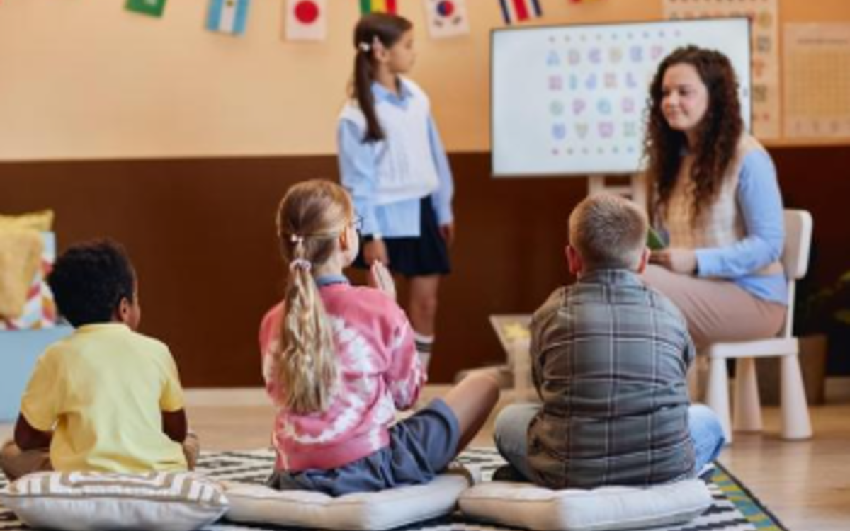 Des enfants apprennent l'anglais