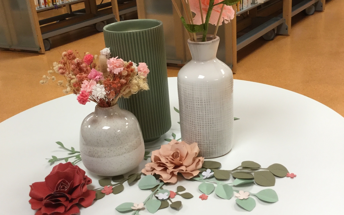 fleurs en papiers sur table basse de la bibliothèque