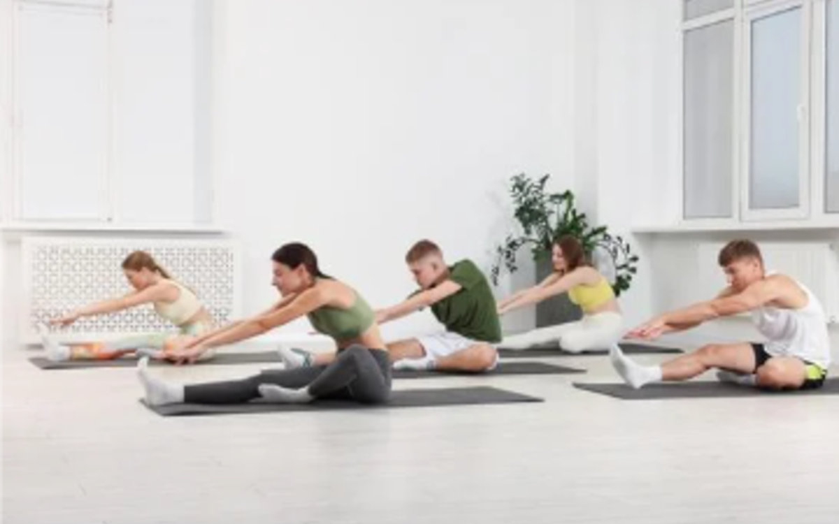 Des personnes font du pilates dans une salle claire