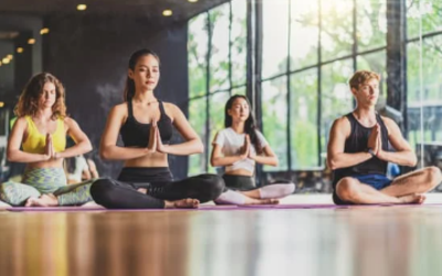 Des personnes méditent dans une salle lumineuse