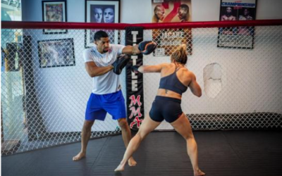 des personnes font de la boxe thaï