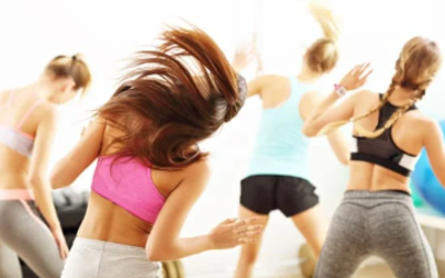 Des personnes dansent la Zumba