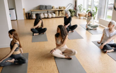 Des personnes pratiquent le yoga