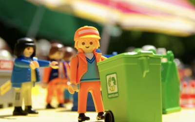 photo d'un playmobil portant une poubelle de recyclage 