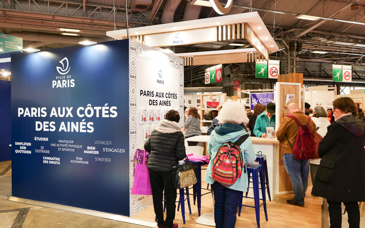 Vue du stand de la Ville de Paris au salon des séniors  2025