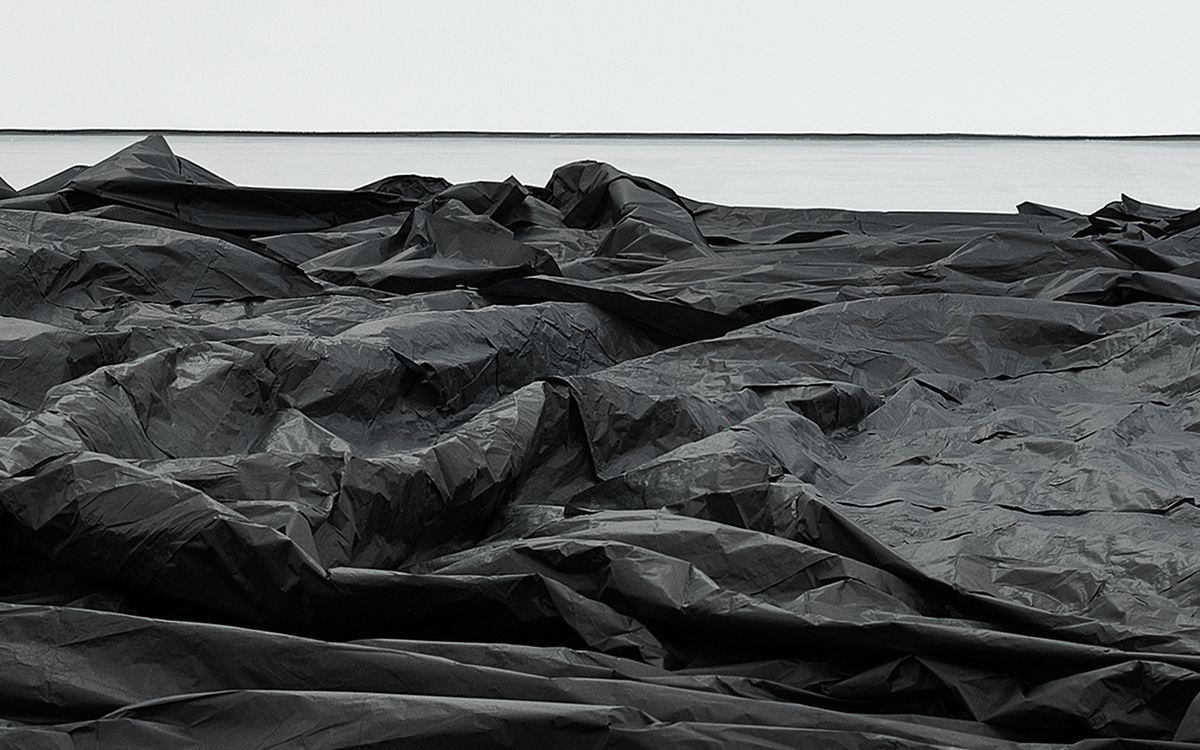 la photo représente des longs drapés de soie noir au sol