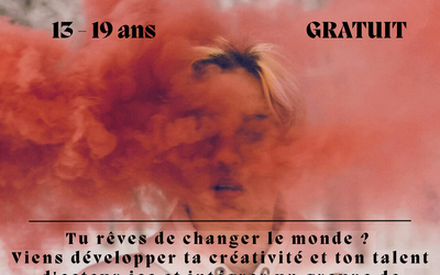 Flyer stage théâtre pour ados du 2 au 6 Mars au CPA place des fêtes -Personne en sweat à capuche blanc debout avec effet de bombe fumigène rouge