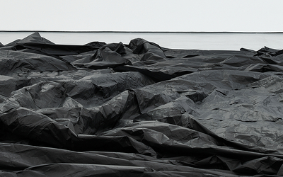 la photo représente des longs drapés de soie noir au sol