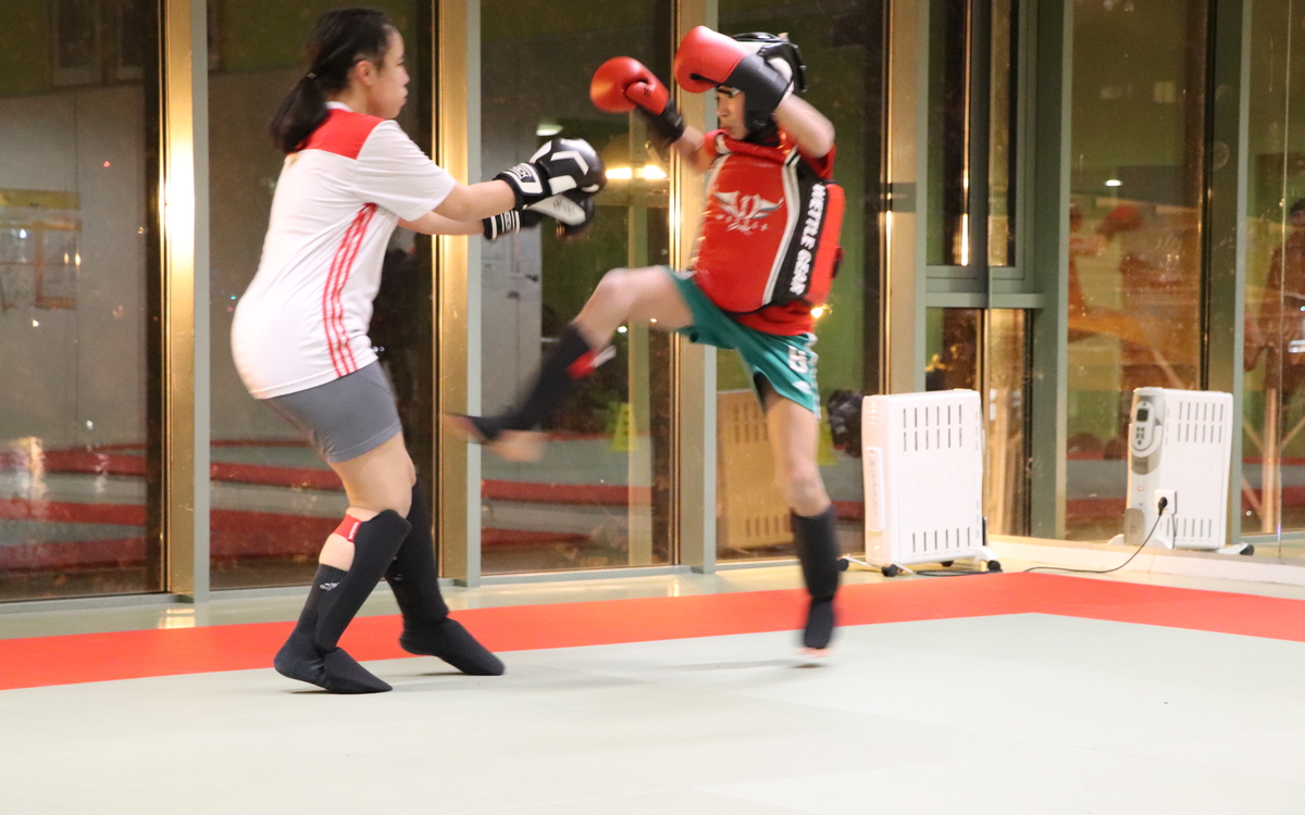 Deux personnes combattent en boxe thaï