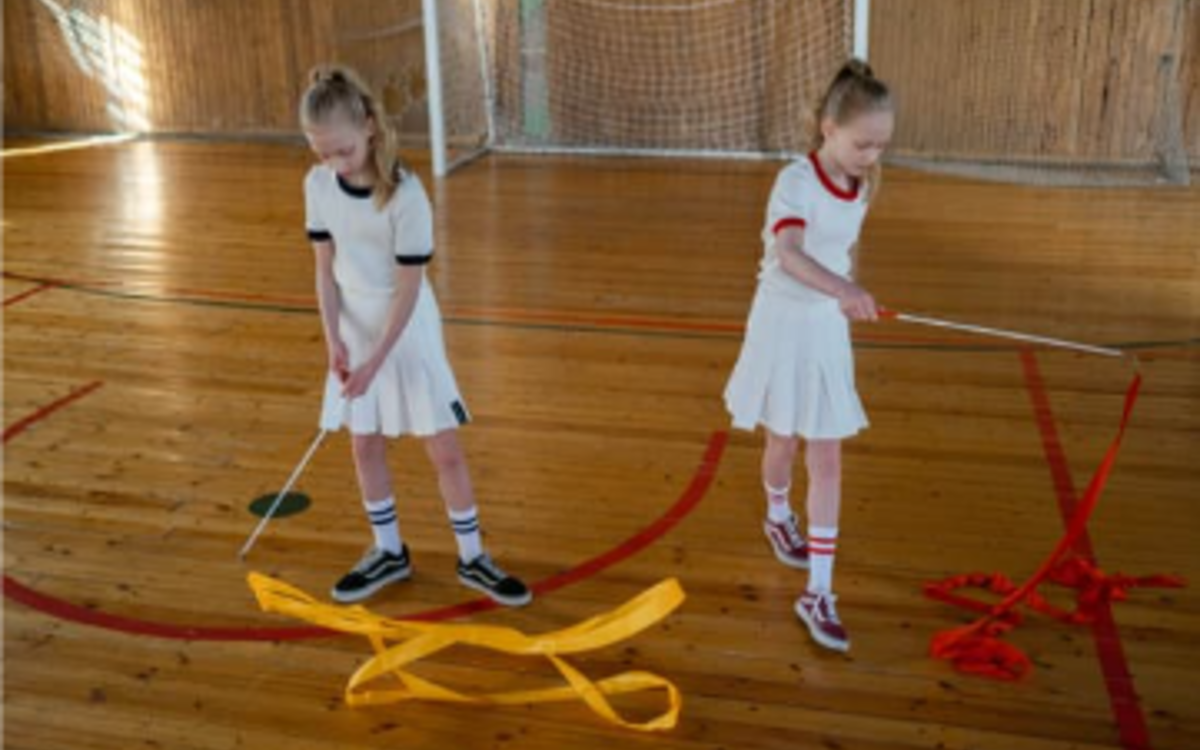 Des petites filles font des figures avec des rubans