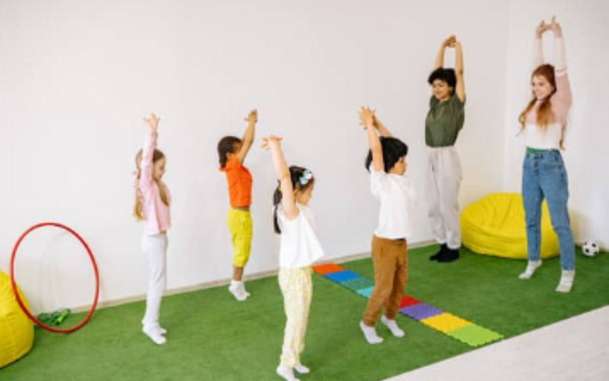 Des enfants font de la baby gym