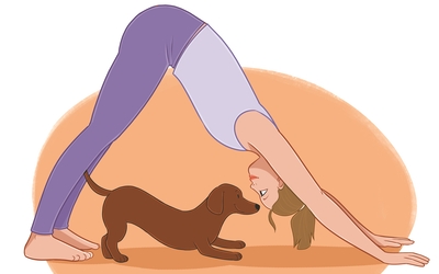 Une femme et son chien font du yoga ensemble