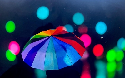 Dans la nuit, une silhouette s’avance, abritée par un parapluie. Le pas est prudent, rythmé par les gouttes.