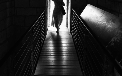 La rue, vue comme un théâtre d’ombre et de lumière