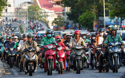 Traverser les rues à Hô-Chi-Minh-Ville est une épreuve. Un flot ininterrompu de deux-roues m’en empêche