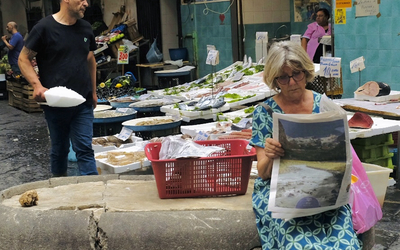 Suivant l’humeur du moment, je patiente ou pas dans un lieu au décor que je perçois plaisant et attends patiemment l’instant décisif cher à Henri Cartier-Bresson.