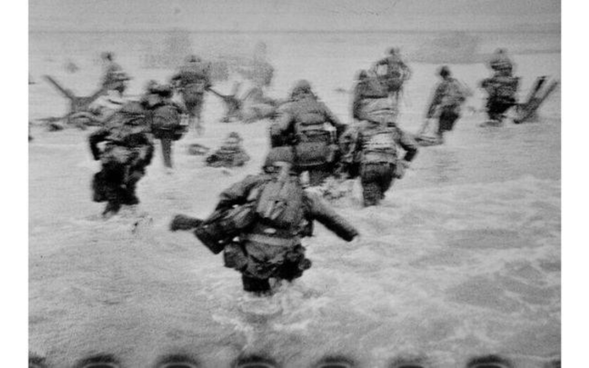 Photographie de Robert Capa représentant les troupes américaines dans les airs 