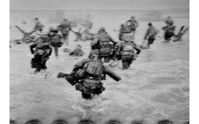 Photographie de Robert Capa représentant les troupes américaines dans les airs 