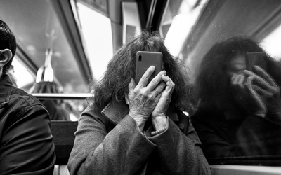 La nomophobie désigne l’angoisse ressentie à l’idée d’être privé de son téléphone portable.