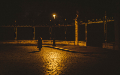 Errer et photographier la nuit, c’est recueillir des éclats avant qu’ils ne s’évanouissent, pour en faire perdurer la poésie