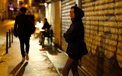 Émerger des entrailles de la ville sur la planète Nuit.