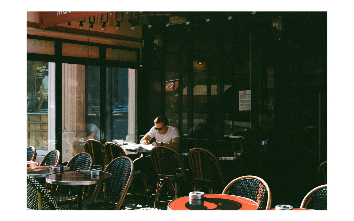 Bars, cafés, bistrots, une sélection d’une trentaine de photographes.