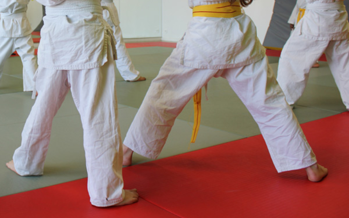 Des enfants en kimono font du karaté