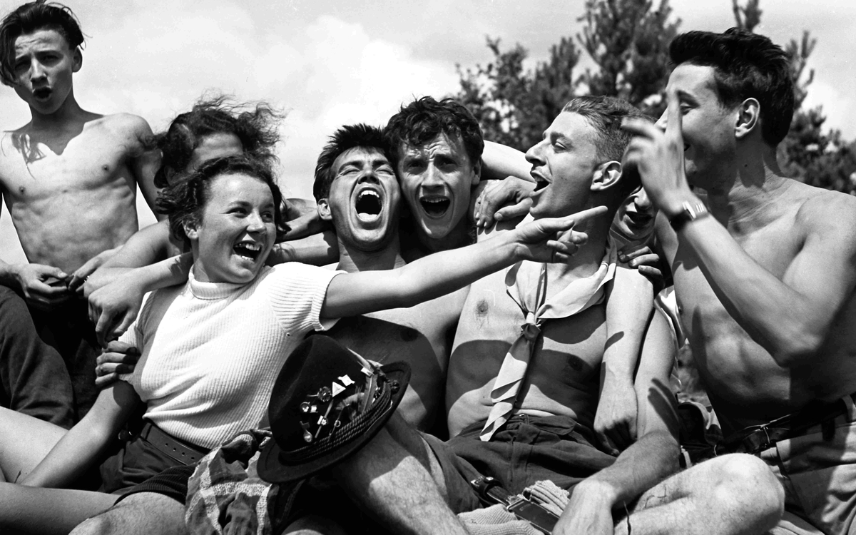 Des jeunes exultant de bonheur et de joie de vivre