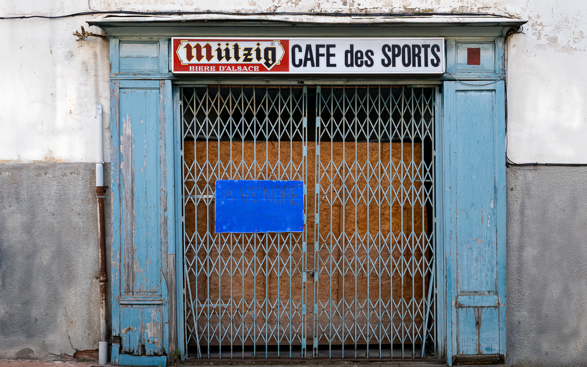 Cette série rend hommage aux bars et cafés, cherchant à préserver l’âme de ces comptoirs usés avant qu’ils ne s’effacent à jamais.