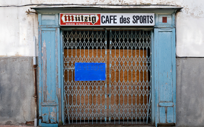 Cette série rend hommage aux bars et cafés, cherchant à préserver l’âme de ces comptoirs usés avant qu’ils ne s’effacent à jamais.