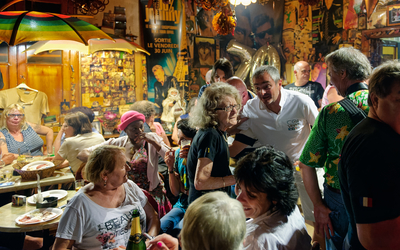 Un café la nuit, plein d'amis, Jeannine au milieu de l'image