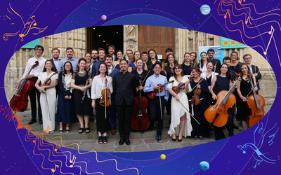 Photo de l'orchestre l'Échappée belle, sur fond bleu étoilé avec des ondes, des oiseaux et des notes de musique