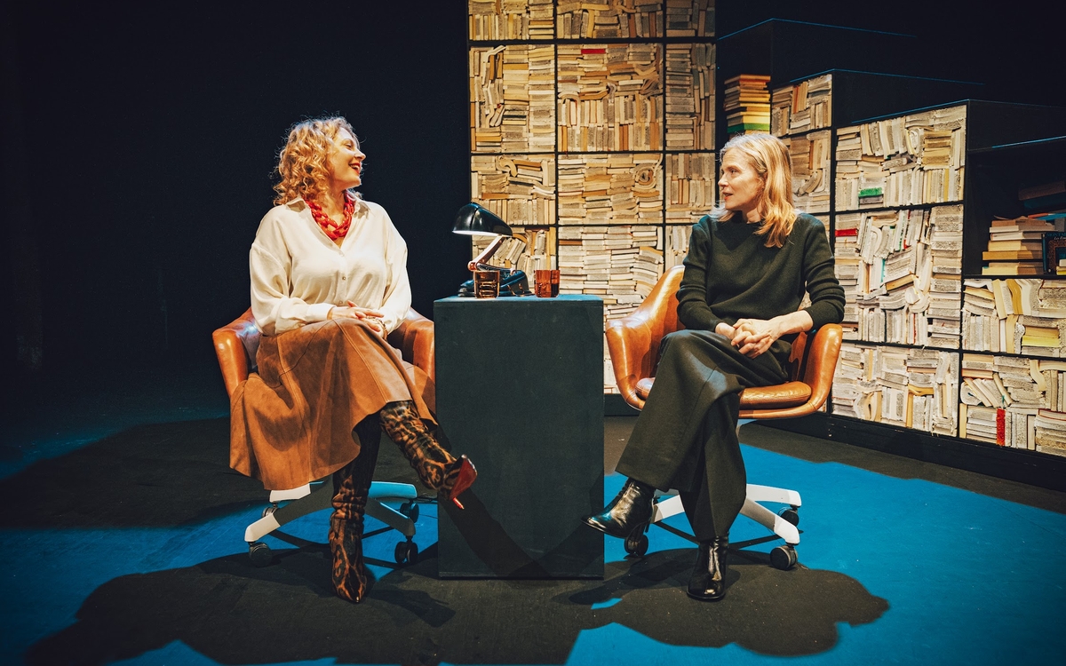 Sur une scène de théâtre, les comédiennes Isabelle Carré et Sophie Guillemin 