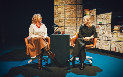 Sur une scène de théâtre, les comédiennes Isabelle Carré et Sophie Guillemin 