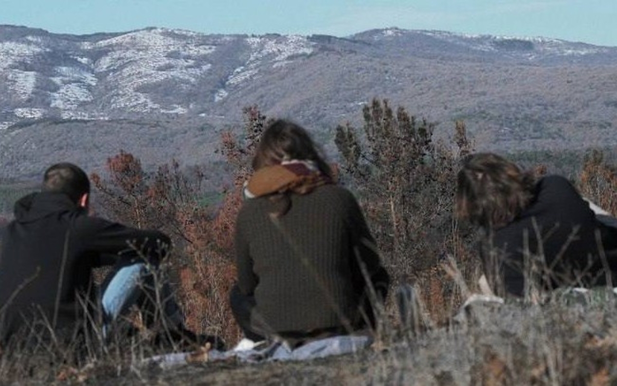 jeunes face à une montagne sans neige