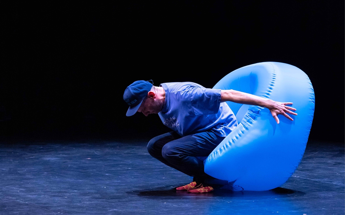 Antoine Defoort sur un coussin bleu