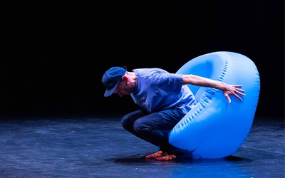 Antoine Defoort sur un coussin bleu